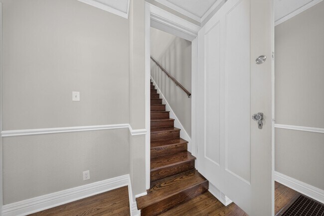 Building Photo - 1028 E 33rd Pl
