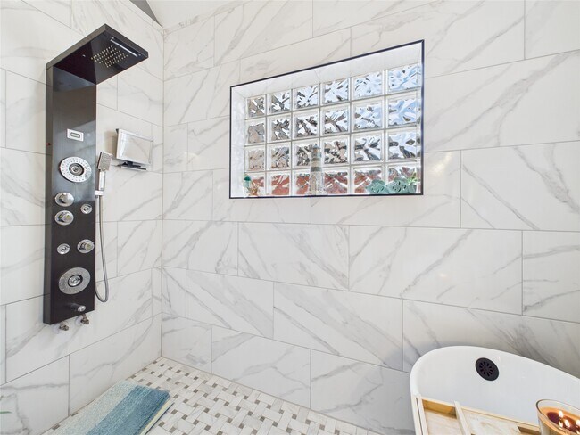 Building Photo - 203 Las Brisas St