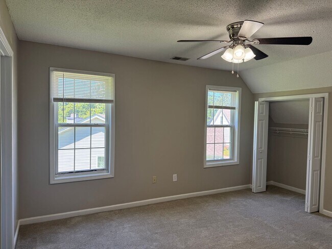 Building Photo - $1425/18 month lease or $1450/12 month lease.