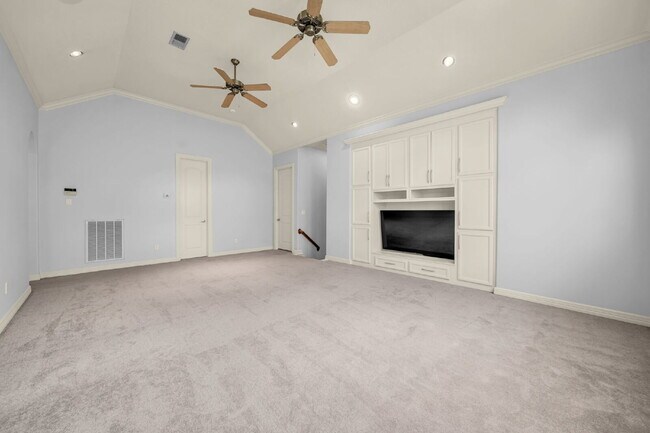 Building Photo - Exceptional 5-bedroom home (2 down) in desirable Woodlands Country Club with landscape & pool mai...