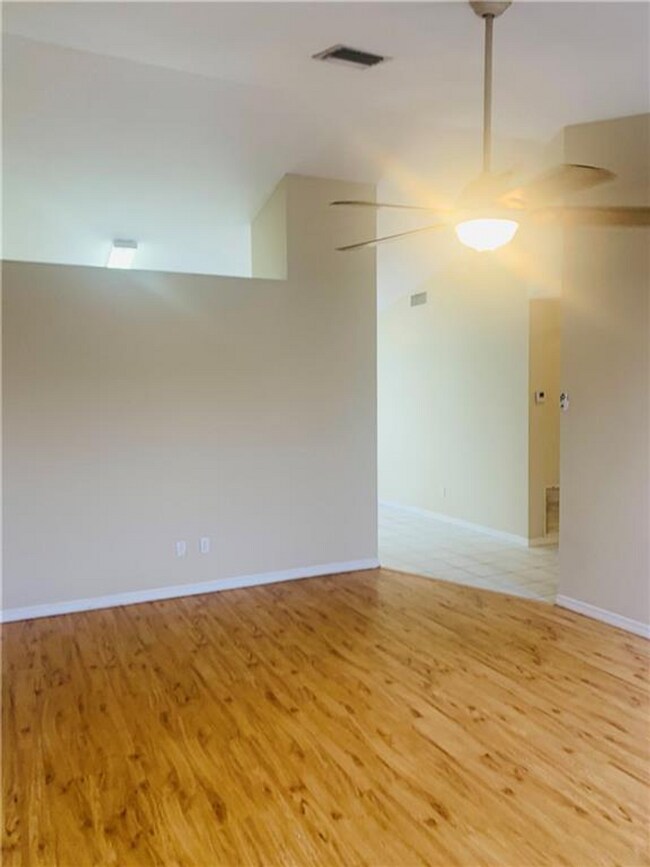 Building Photo - 1505 19th Ave SW