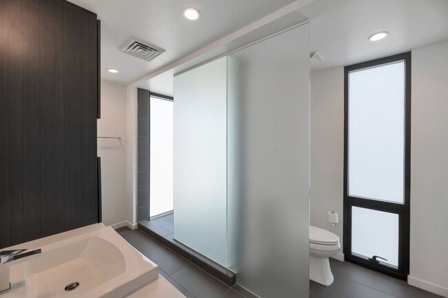 Building Photo - Luxury Condo in the Heart of Downtown Phoe...
