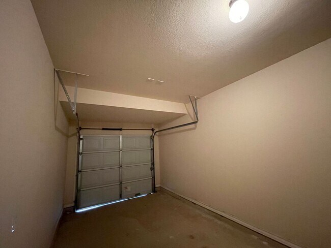 Building Photo - Town home for rent