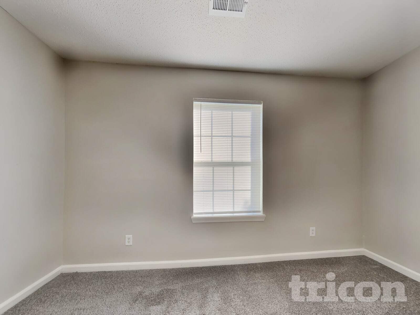 Building Photo - 2490 Lakecrest Dr