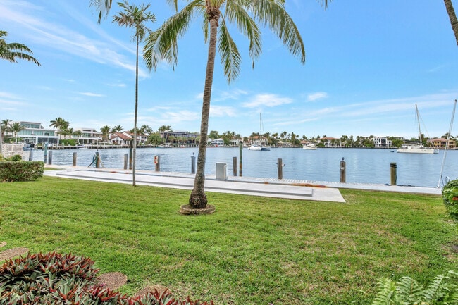 Building Photo - 2727 Yacht Club Blvd