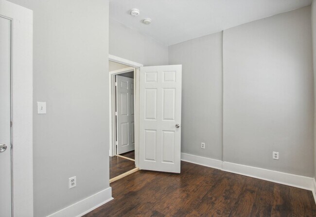 Building Photo - Large 3BR/2.5BA Two Story House Near Downtown Savannah