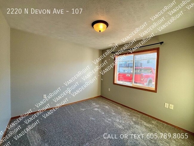 Building Photo - 2220 Devon Ave