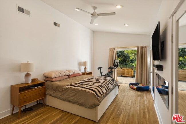 Building Photo - 6031 Mesa Ave