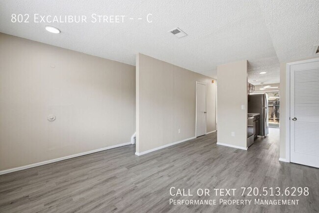 Building Photo - 802 Excalibur St