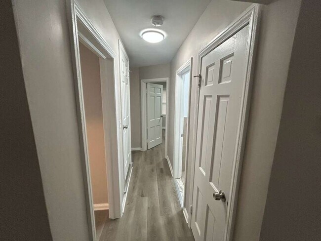 Building Photo - Charming 3 Bedroom Bungalow