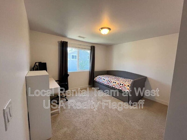 Building Photo - 2705 W Windtree Dr