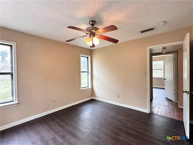 Building Photo - 906 N LBJ Dr