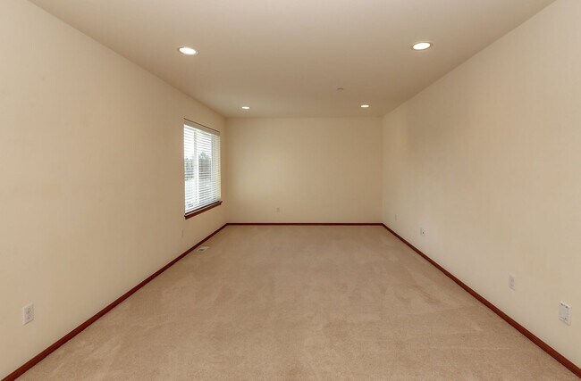 Building Photo - Spacious 4-Bedroom DuPont Home with AC