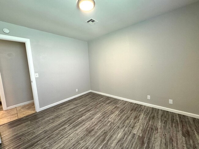 Building Photo - 3 bedroom 2 bathroom Duplex!