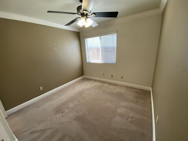 Building Photo - Charming Single-Story Home in Tracy — Across from the Park!