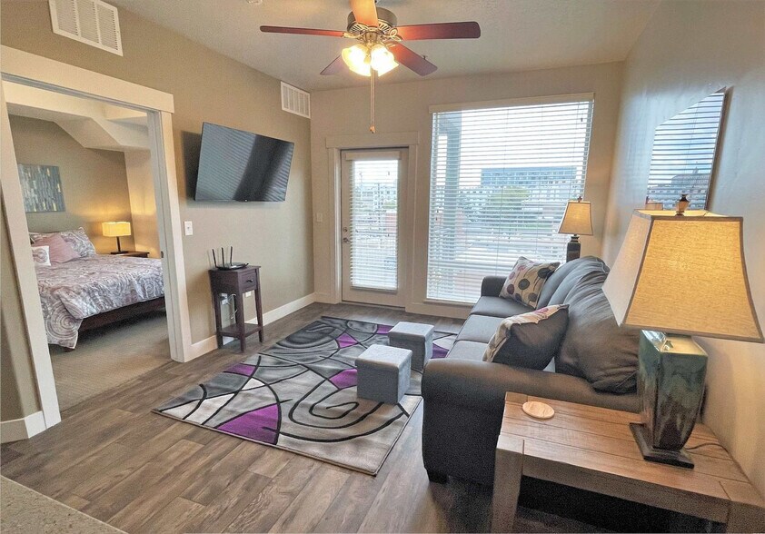 Building Photo - 460 E 400 S