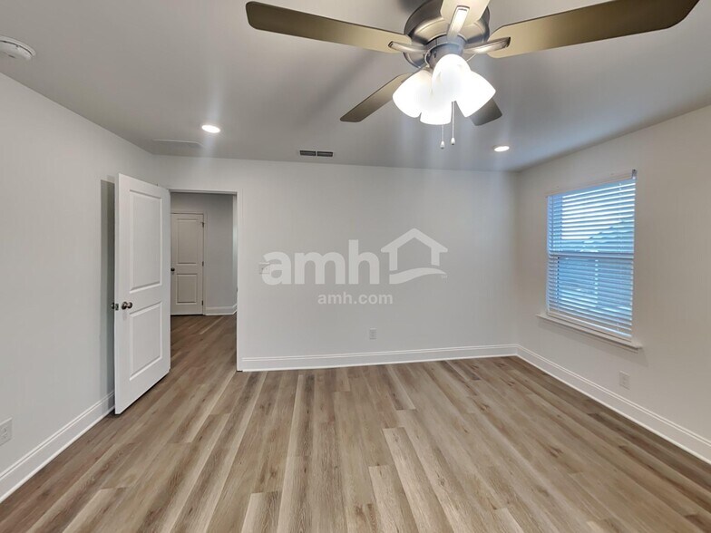 Building Photo - 115 Broadmoor Dr