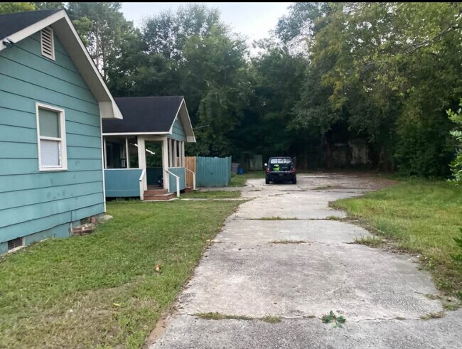 Building Photo - 307 Cude St