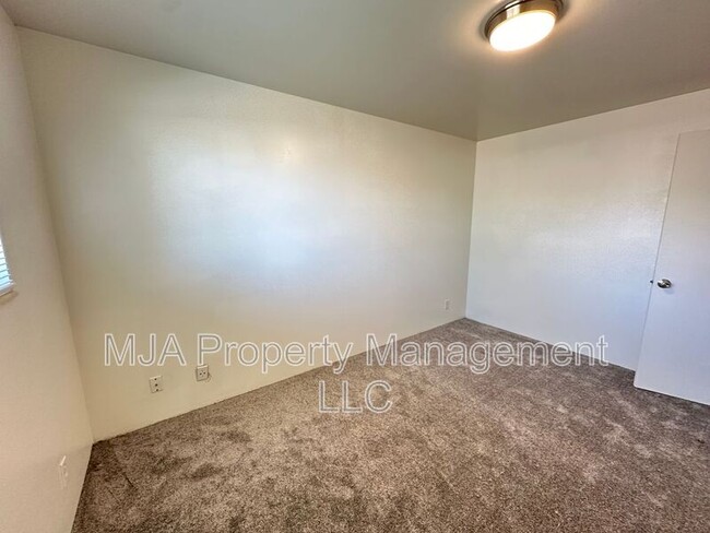 Building Photo - 1735 Holladay Blvd E
