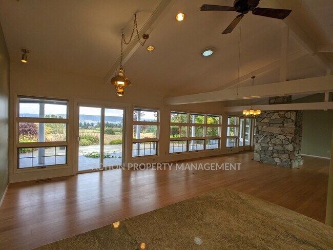 Building Photo - 3 bed 3 bath on 4.8 acres w/ beautiful water view