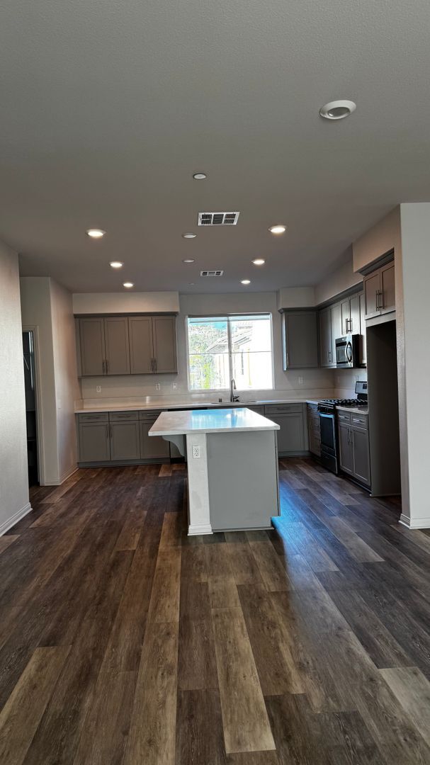 Building Photo - 4 bedroom townhome in Camarillo’s Springvi...