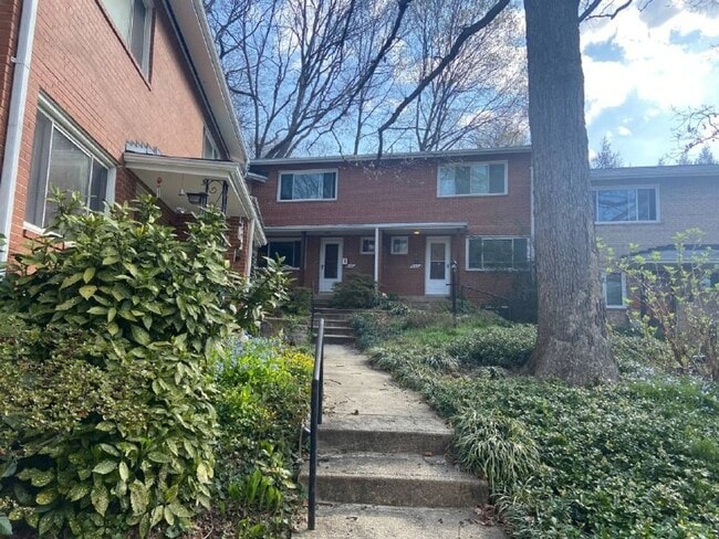 Building Photo - A spacious two bedroom, one and one half bath condo townhouse located in the northern section of ...