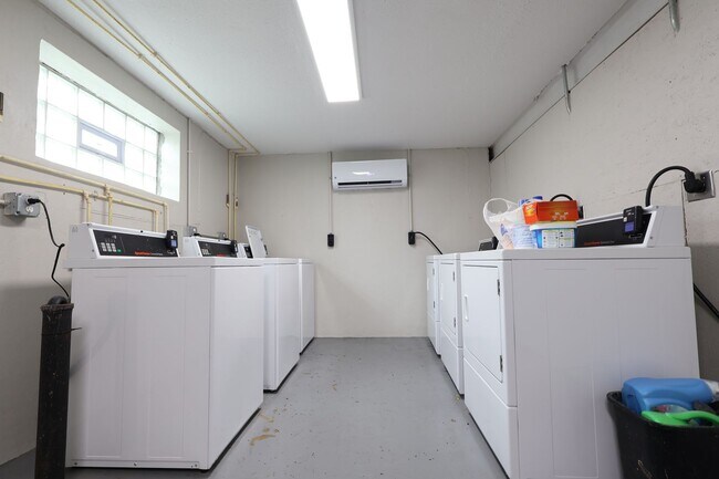 Building Photo - 1 Bedroom Apartment