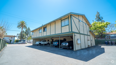 Building Photo - 318 Townhomes