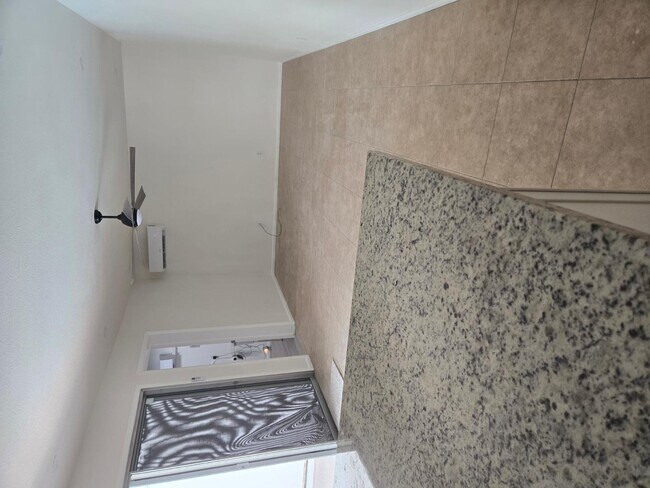 Building Photo - 1719 N Circle Dr