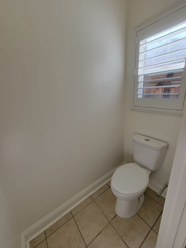 Building Photo - 3 bedroom 2.5 bathroom in desirable NW Visalia Bella Sera gated community!