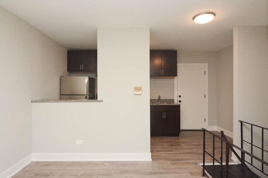 Building Photo - 824 W Cornelia Ave