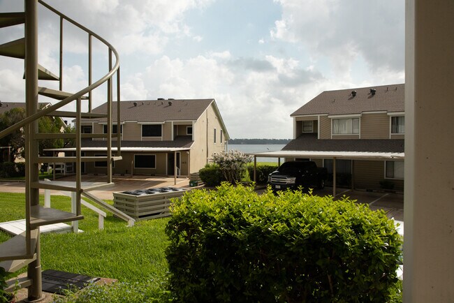Building Photo - 165 April Point Dr N