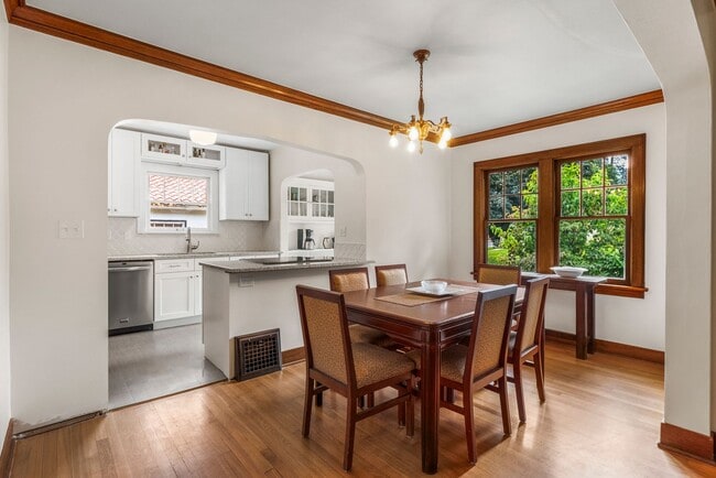 Building Photo - 3 Bed 2 Bath South Hill Spokane home offering all the updates..