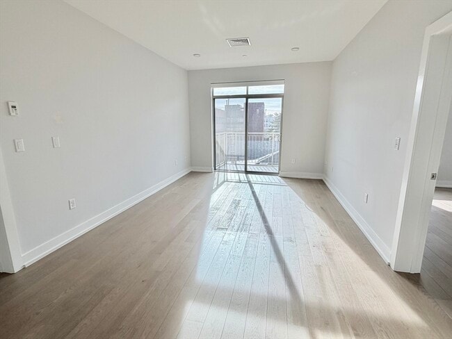 Building Photo - 65 Washington St