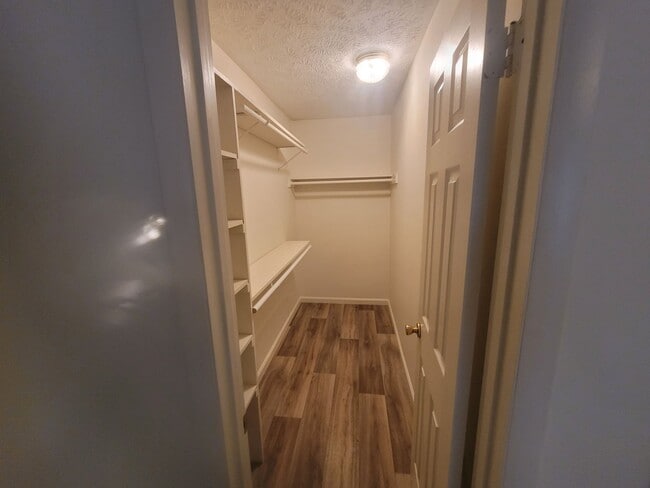 Building Photo - 2 bedroom Ground Floor!