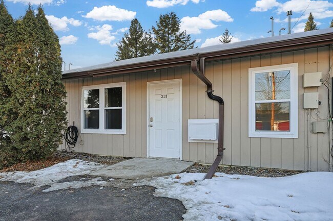 Building Photo - Beautiful completely renovated 2 bed 1 bath townhouse for rent!