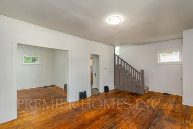 Building Photo - 3 Bed Home with Garage, Private Driveway & Yard – $1,495/mo