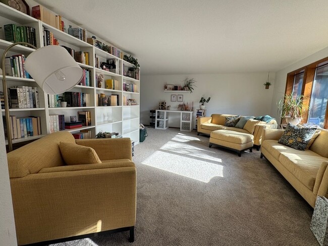 Building Photo - 3 Bed, 2.5 Bath Country Club