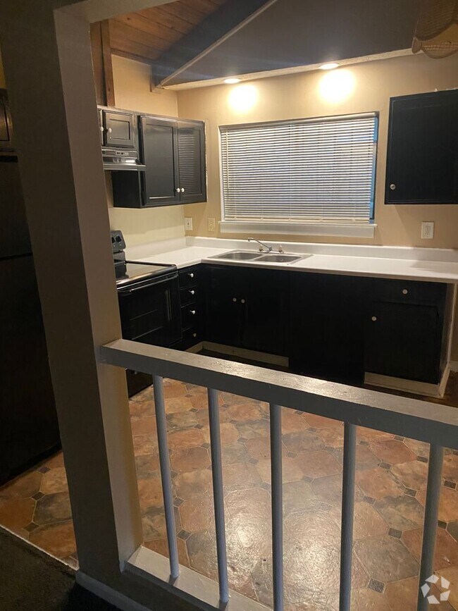 Building Photo - Great Condo Unit Available For Only $1,100...