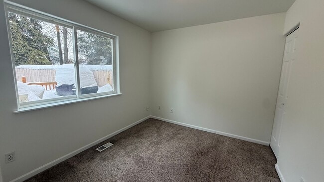 Building Photo - Lovely west Facing 3 Bed, 2 Bath, 2 Car Garage Townhouse!  Available now!