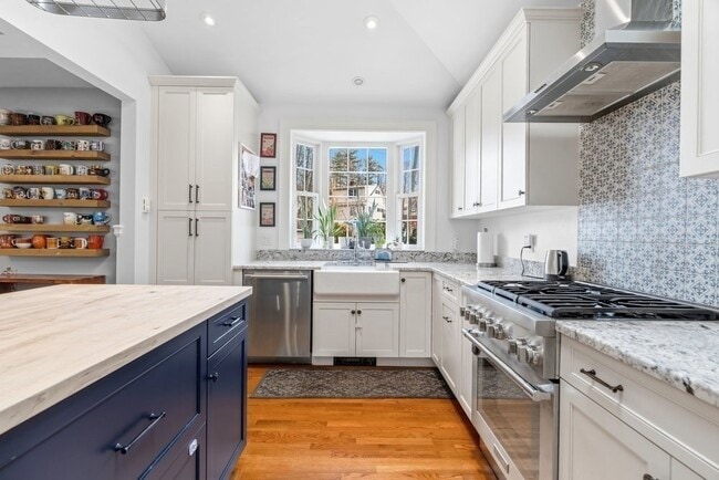 Building Photo - 859 Fellsway W