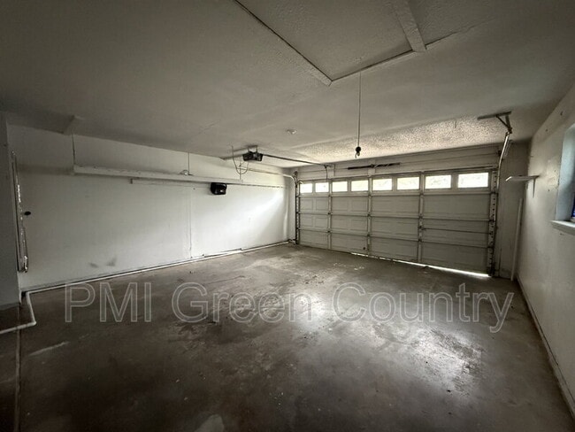 Building Photo - 615 Cumberland Dr