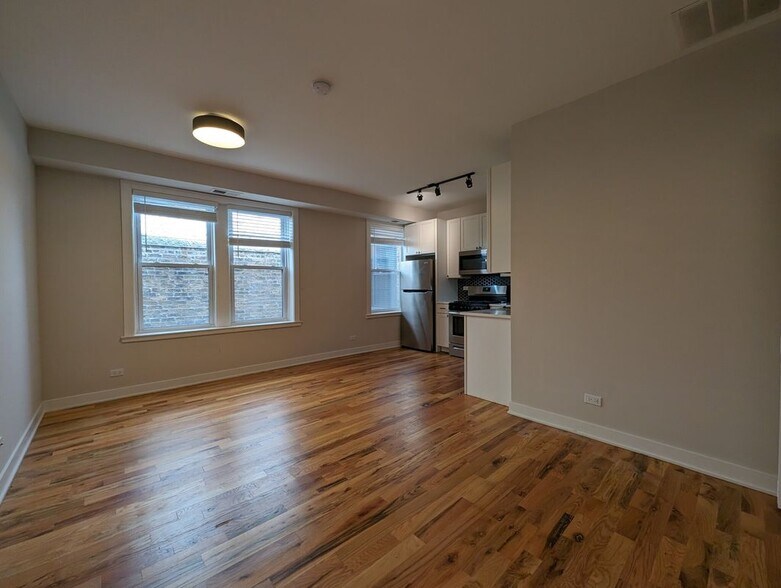 Building Photo - 656 W Wrightwood Ave