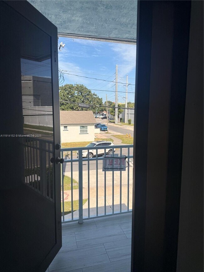 Building Photo - 900 SW 43rd Ave