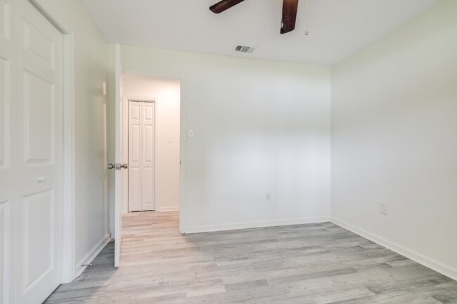 Building Photo - 925 Staley Ave