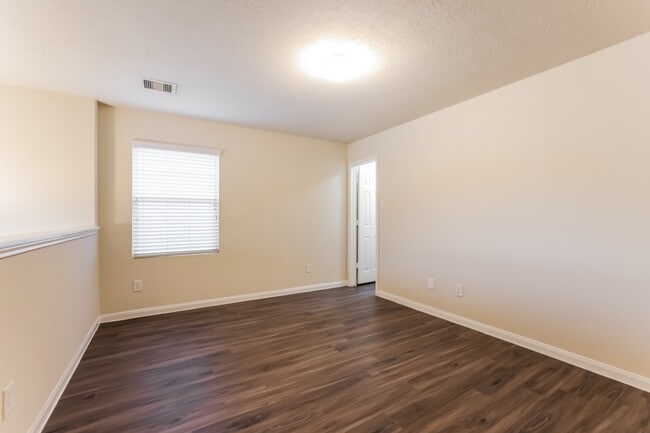 Building Photo - 10931 Myrtle Oak St