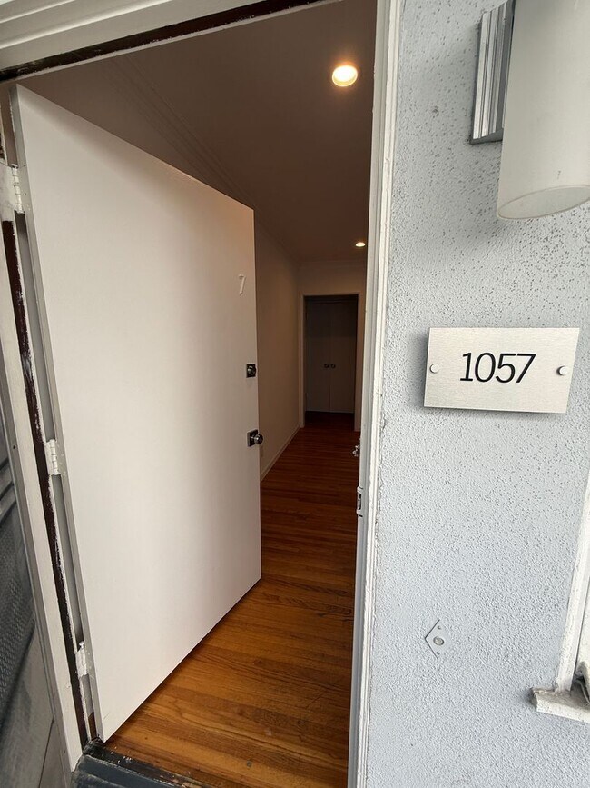 Building Photo - 1059-1059 S Genesee Ave