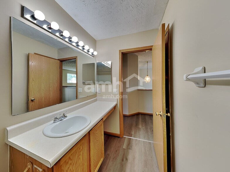 Building Photo - 3939 Eastrise Dr
