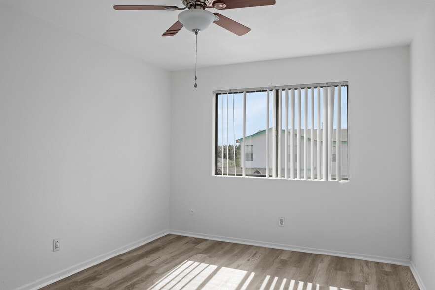 Building Photo - 324 Stepney St