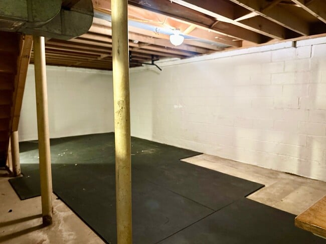 Building Photo - 5 Bedroom 2.5 Bathroom! Parking! Pets Welc...